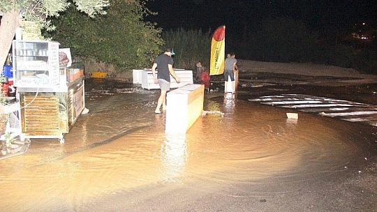 Bodrum'da evleri, iş yerlerini su bastı, esnaf isyan etti