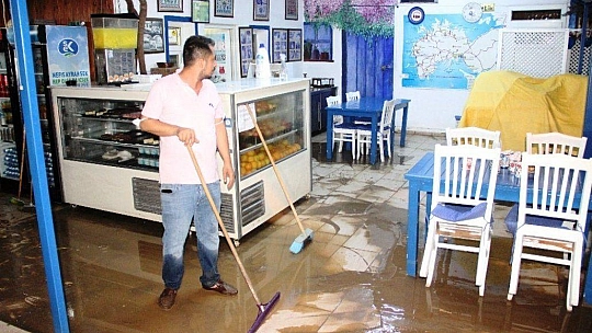 Bodrum'da evleri, iş yerlerini su bastı, esnaf isyan etti