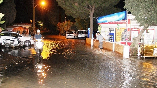 Bodrum'da evleri, iş yerlerini su bastı, esnaf isyan etti