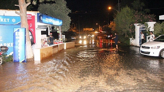 Bodrum'da evleri, iş yerlerini su bastı, esnaf isyan etti