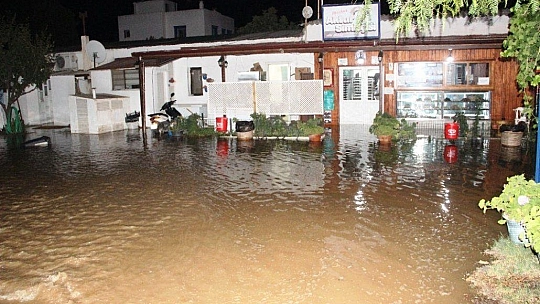 Bodrum'da evleri, iş yerlerini su bastı, esnaf isyan etti