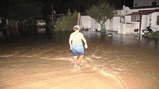Bodrum'da evleri, iş yerlerini su bastı, esnaf isyan etti