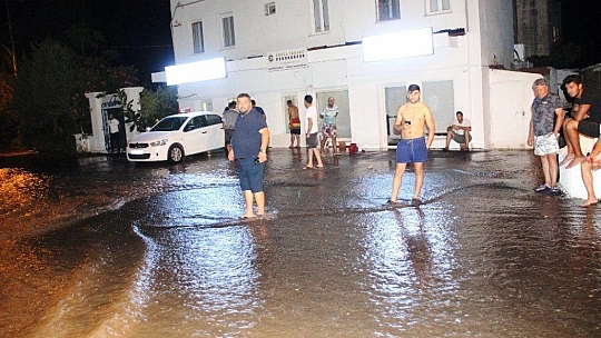 Bodrum'da evleri, iş yerlerini su bastı, esnaf isyan etti