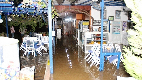 Bodrum'da evleri, iş yerlerini su bastı, esnaf isyan etti