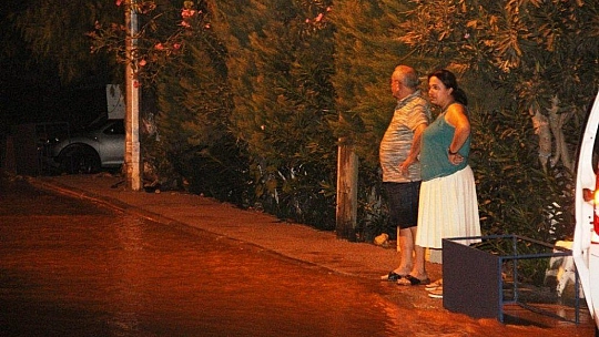 Bodrum'da evleri, iş yerlerini su bastı, esnaf isyan etti