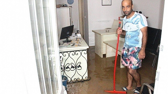 Bodrum'da evleri, iş yerlerini su bastı, esnaf isyan etti