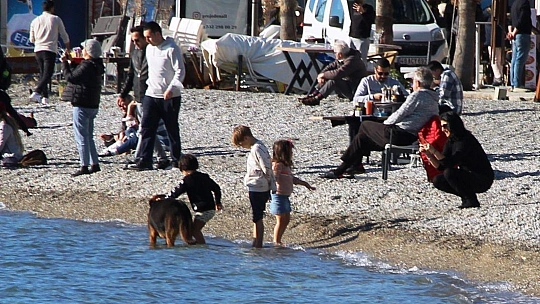 Bodrum'da güneşi gören sahile koştu