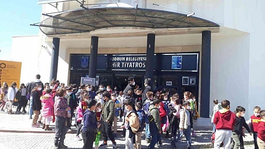 Bodrum'da öğrencilere tiyatro etkinliği sürüyor