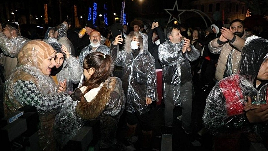 Bodrum'da yüzlerce kişi soğuk havaya, yağmura ve fırtınaya aldırış etmeden doyasıya eğlendi