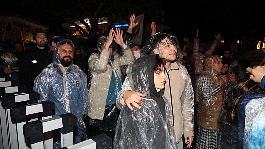 Bodrum'da yüzlerce kişi soğuk havaya, yağmura ve fırtınaya aldırış etmeden doyasıya eğlendi