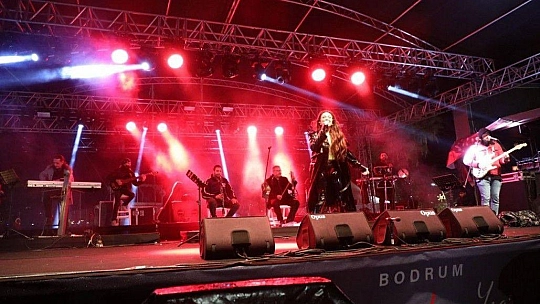 Bodrum'da yüzlerce kişi soğuk havaya, yağmura ve fırtınaya aldırış etmeden doyasıya eğlendi