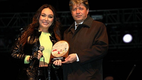 Bodrum'da yüzlerce kişi soğuk havaya, yağmura ve fırtınaya aldırış etmeden doyasıya eğlendi