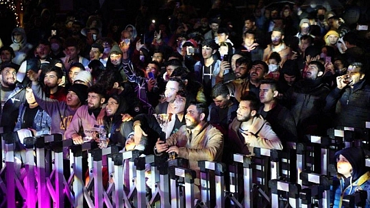 Bodrum'da yüzlerce kişi soğuk havaya, yağmura ve fırtınaya aldırış etmeden doyasıya eğlendi