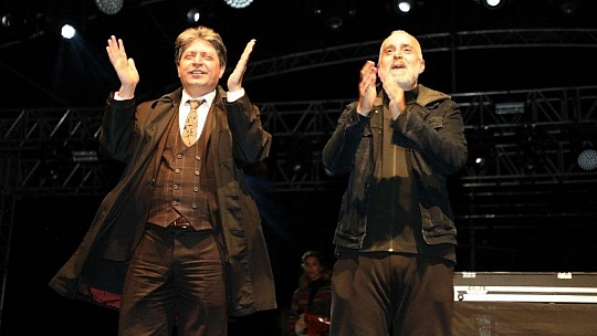 Bodrum'da yüzlerce kişi soğuk havaya, yağmura ve fırtınaya aldırış etmeden doyasıya eğlendi