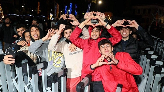 Bodrum'da yüzlerce kişi soğuk havaya, yağmura ve fırtınaya aldırış etmeden doyasıya eğlendi