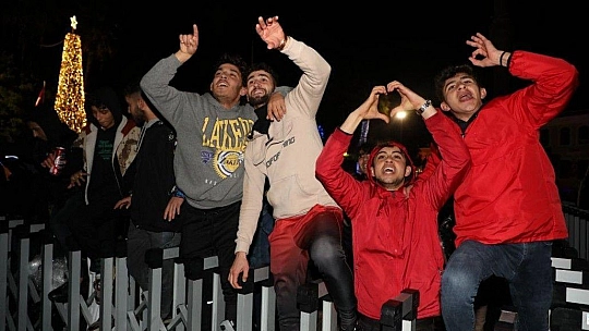 Bodrum'da yüzlerce kişi soğuk havaya, yağmura ve fırtınaya aldırış etmeden doyasıya eğlendi