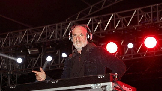 Bodrum'da yüzlerce kişi soğuk havaya, yağmura ve fırtınaya aldırış etmeden doyasıya eğlendi