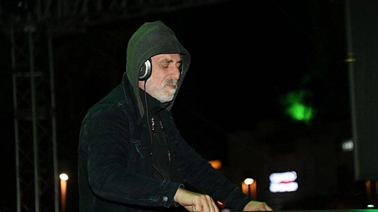 Bodrum'da yüzlerce kişi soğuk havaya, yağmura ve fırtınaya aldırış etmeden doyasıya eğlendi