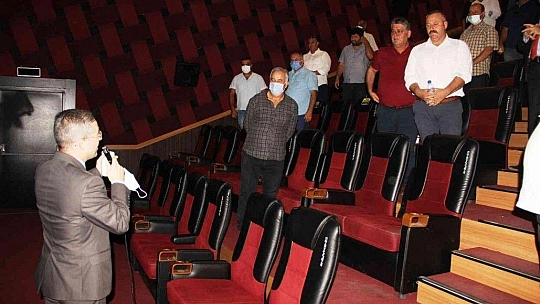 Bodrum Kaymakamı muhtarlarla birlikte 'Akif' filmini izledi