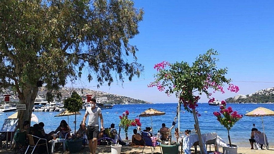 Bodrum sahilleri bayramda cıvıl cıvıl