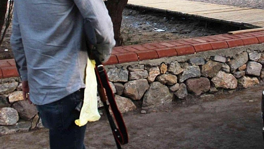 Böyle öfke görülmedi, tüfekle sahile indi, 3 kadın ile 1 köpeği yaraladı