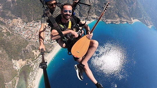 GÖKYÜZÜNDE SAZ ÇALIP SÖYLEDİ