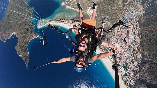 GÖKYÜZÜNDE SAZ ÇALIP SÖYLEDİ