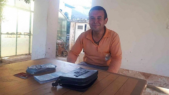 Çantasını bulan işçiye 400 dolar verdi