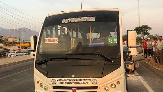 FETHİYE'DE OTOMOBİL YOLCU MİNİBÜSÜNE ÇARPTI