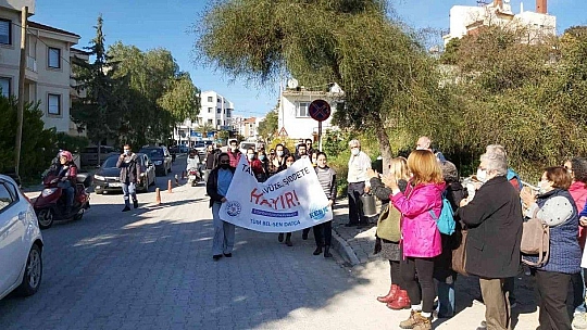 Datça'da kadın platformu üyelerinden adliye önünde basın açıklaması