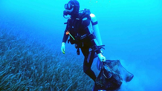 Datça'da su altı temizliği