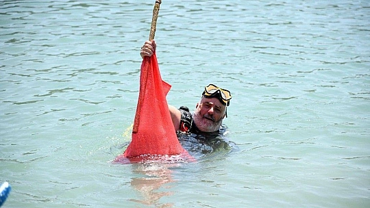 Dalgıç başkandan deniz dibi temizliği
