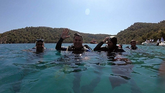 Dalgıç başkandan deniz dibi temizliği
