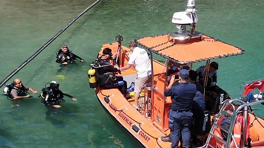 Dalgıç başkandan deniz dibi temizliği