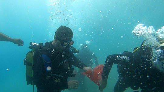 Dalgıç başkandan deniz dibi temizliği