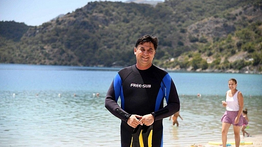 Dalgıç başkandan deniz dibi temizliği