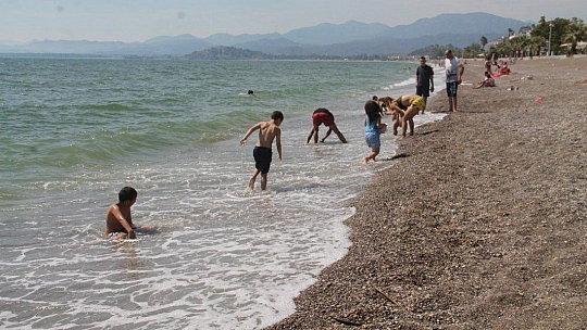 Fethiye'de Gençler Denize Koştu