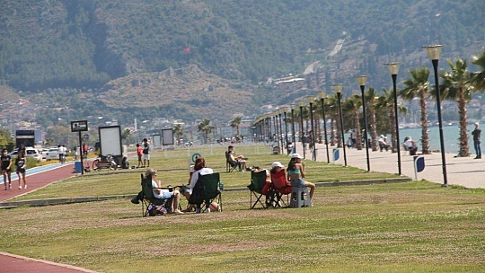 Fethiye'de Gençler Denize Koştu