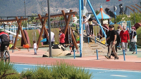 Fethiye'de Gençler Denize Koştu