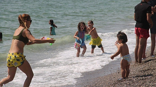 Fethiye'de Gençler Denize Koştu