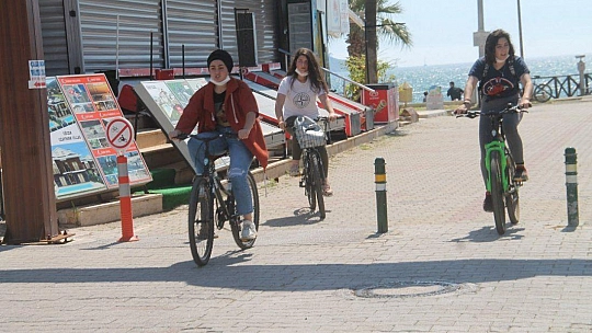 Fethiye'de Gençler Denize Koştu