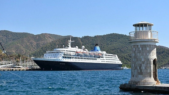 Dev yolcu gemisi  sadece 7 saatliğine Marmaris'e geldi