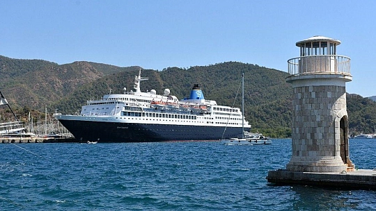 Dev yolcu gemisi  sadece 7 saatliğine Marmaris'e geldi