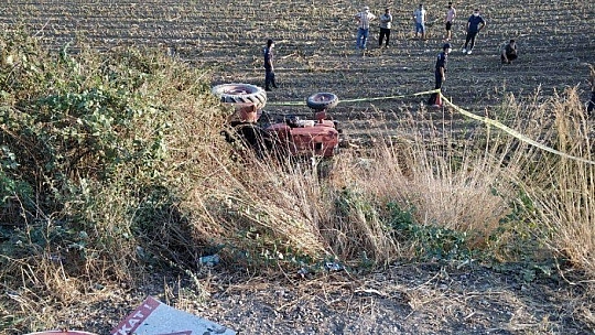 Devrilen traktörün sürücüsü yaşamını yitirdi