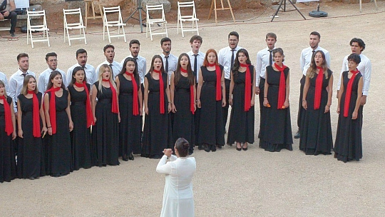 ÇOK SESLİ MÜZİK KORUSU BÜYÜK ALKIŞ TOPLADI