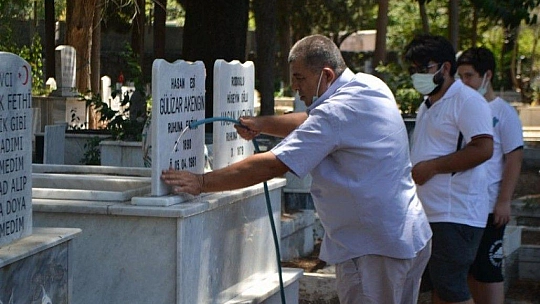 Arefe Günü mezar ziyaretleri unutulmadı