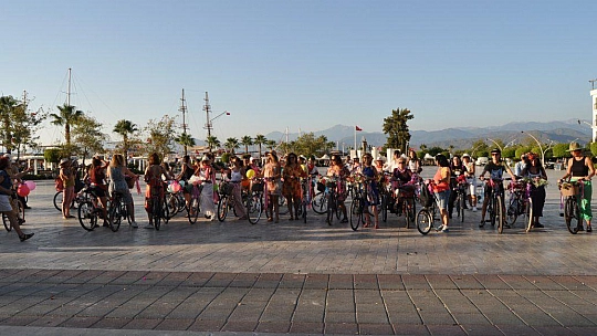 SÜSLÜ KADINLAR BİSİKLET TURUNDA KADINLAR, 10.YILDA DA PEDAL ÇEVİRDİ