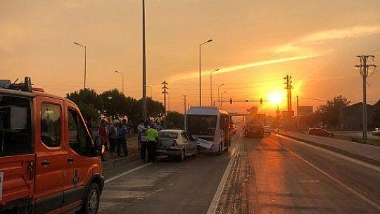 FETHİYE'DE OTOMOBİL YOLCU MİNİBÜSÜNE ÇARPTI