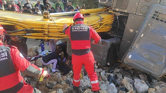 İŞ MAKİNASI AŞAĞI DÜŞTÜ 1 KİŞİ HAYATINI KAYBETTİ