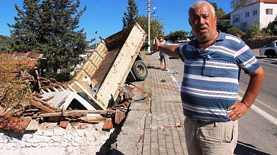 Ev salçası yaparken evinin çatısından içeri kamyon girdi